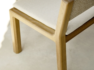 Detail einer gepolsterten Holzbank f&uuml;r den Outdoorbereich. Exklusiver hellebeiger bis wei&szlig;er Outdoorstoff.