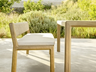 gepolsterte Holzbank im Garten mit dazu passendem Esstisch aus Irokoholz