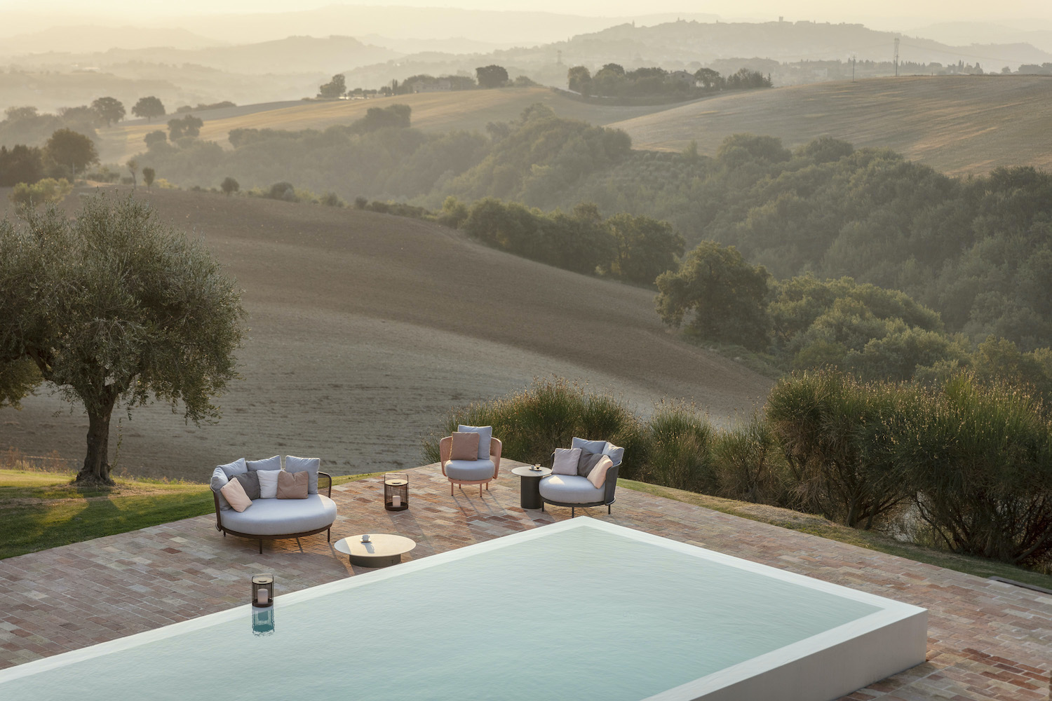 verschieden gro&szlig;e runde Daybeds, Loungechair &amp; Clubchairs mediteranes Ambiente