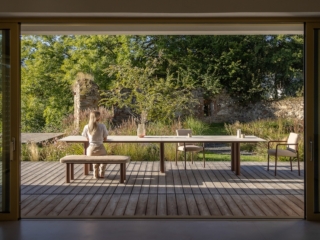 sehr exklusiver gro&szlig;er Gartentisch mit Bank und St&uuml;hlen in braunen Erdt&ouml;nen