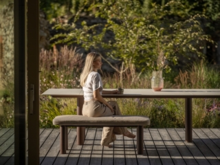 gepolsterte hochwertige Gartenbank bei gro&szlig;em 420 cm Tisch