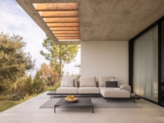 moderne puristische Lounge mit schwarzen Metallgestell und hellen dicken Kissen die einen sch&ouml;nen Kontrast bilden.