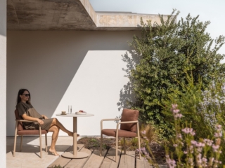 gepolsterter Gartensessel in warmen Naturt&ouml;nen mit abnehmbaren Outdoorkissen