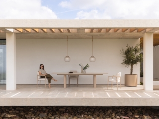 Hochwertige Gartenm&ouml;bel ein gro&szlig;er Tisch in Naturt&ouml;nen taube