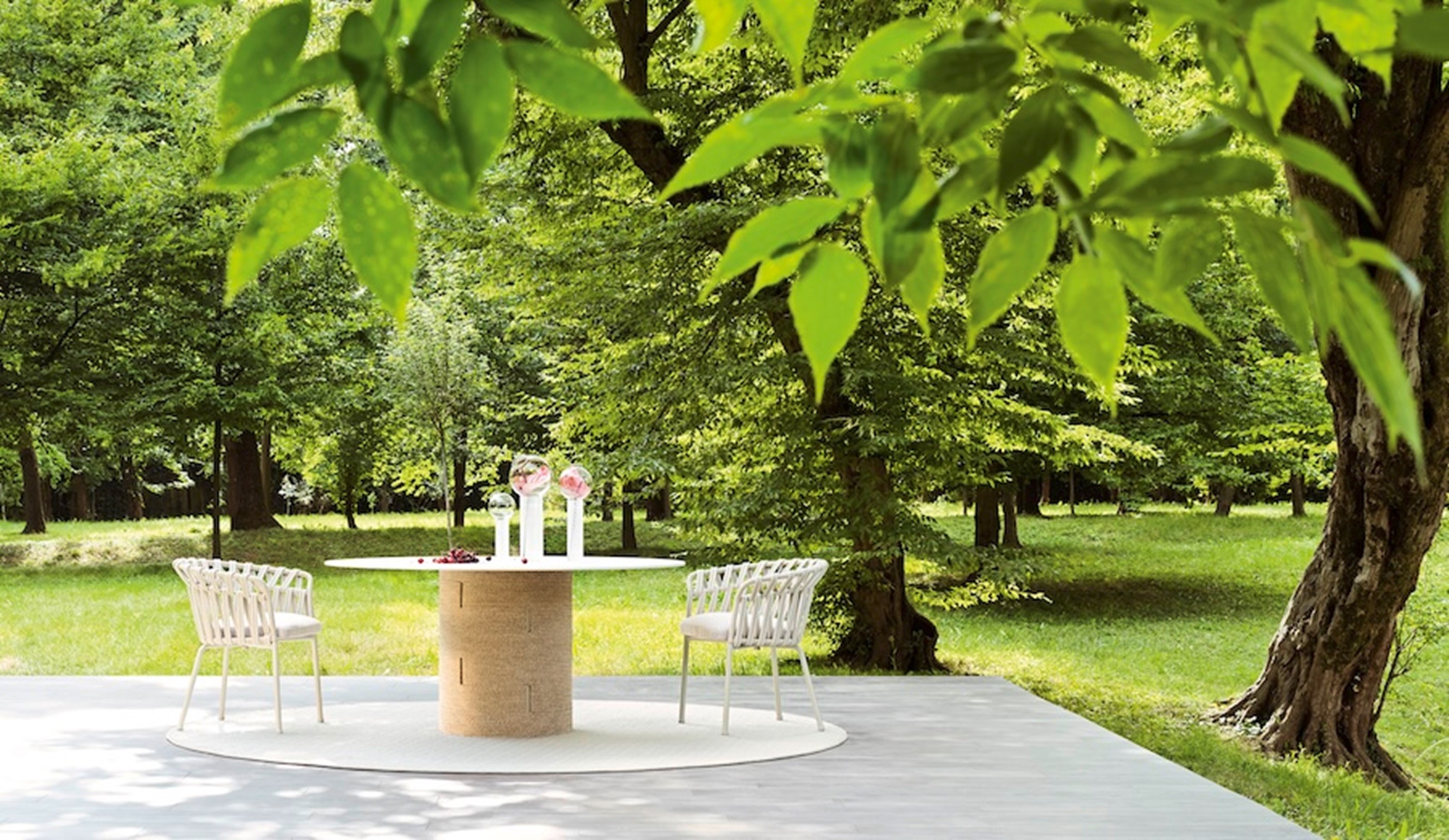 Tisch mit Mittelfu&szlig; Gartenm&ouml;bel &Ouml;sterreich Varaschin Emma Cross Sabine Unter